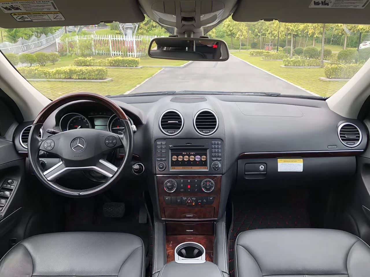 奔驰gl350外形霸气,内饰和空间都非常的不错.