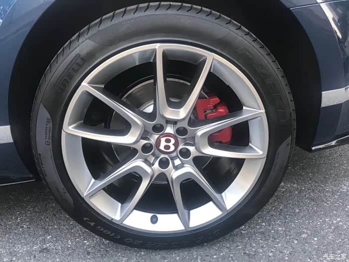 宾利欧陆轮胎也是倍耐力