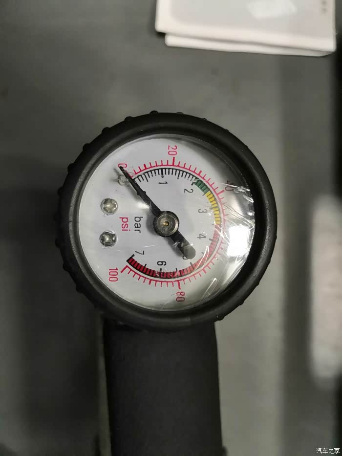 气压表近看,有2种单位,psi和bar