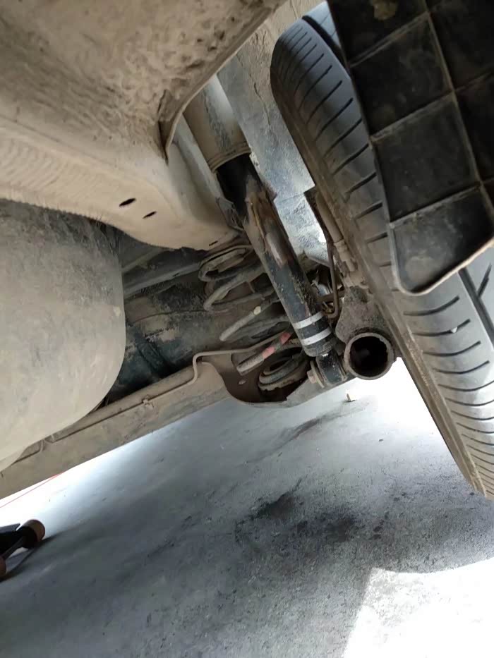 16款新轩逸后减震器问题