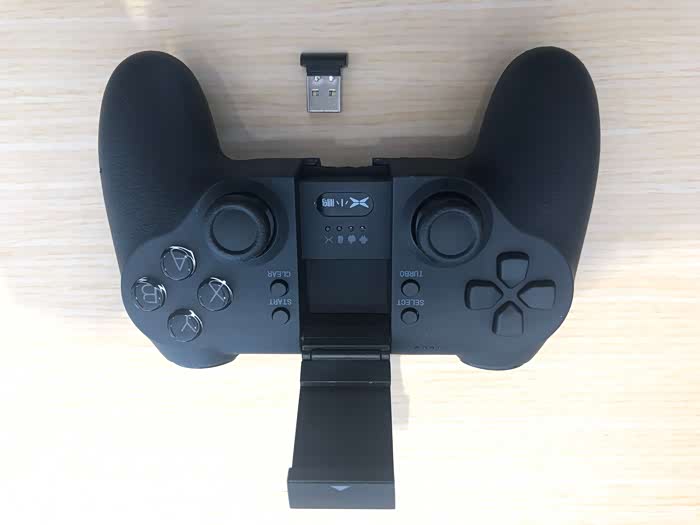 不光是连接车机,手柄还可以蓝牙连接苹果手机,安卓手机,手柄内部打开