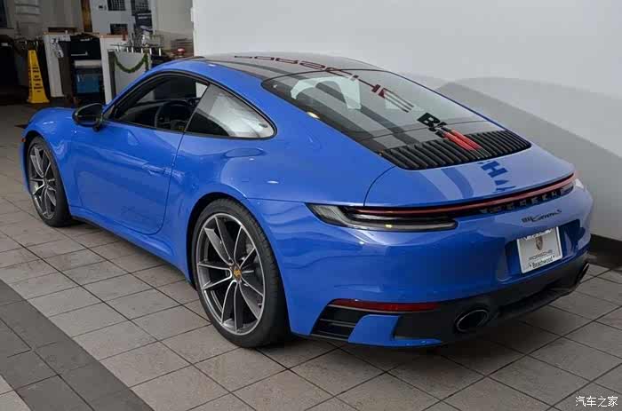 蓝色的保时捷911豪华大气时尚美观圆圆的车灯魅力十足