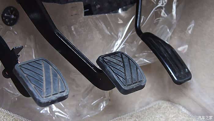 为什么刹车踏板比油门踏板高?你知道吗?