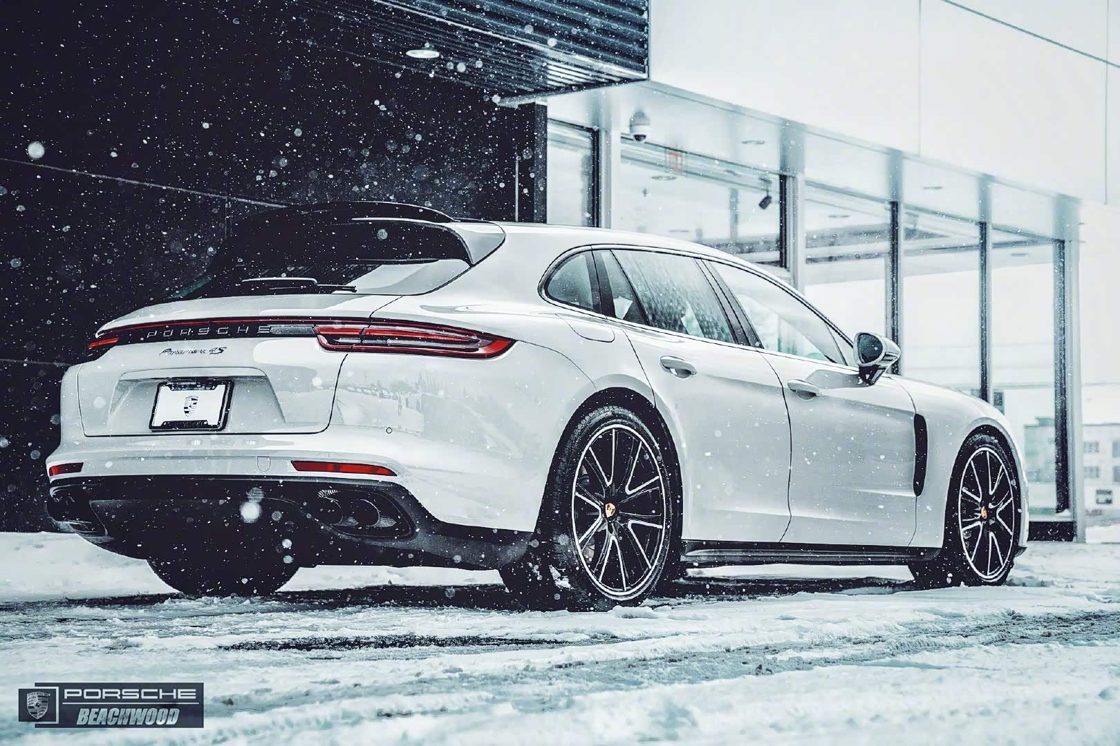 初雪下的保时捷panamerst美爆了