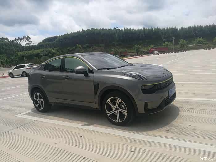 问下大家领克05耀plus有灰色带黄条纹的吗