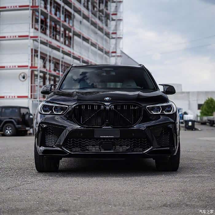 黑化的宝马x5m感觉气势上完全不虚大g