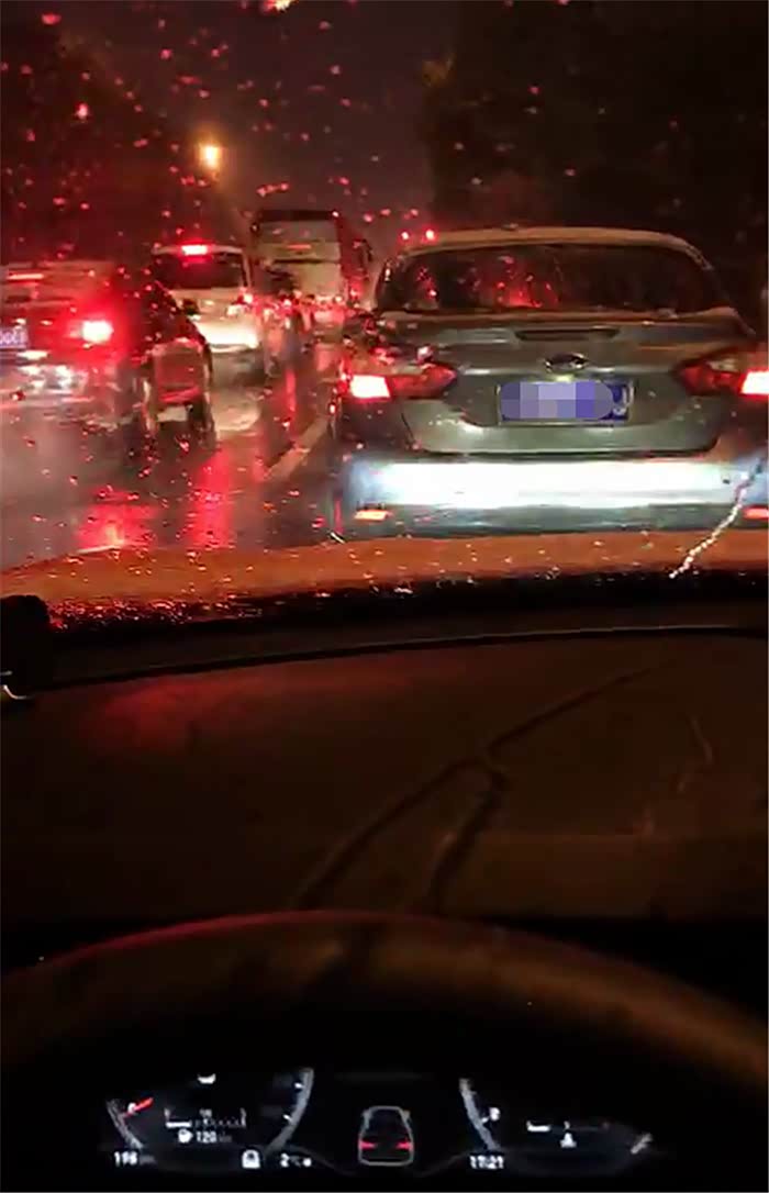 外面下雨了,我在车里温暖如春