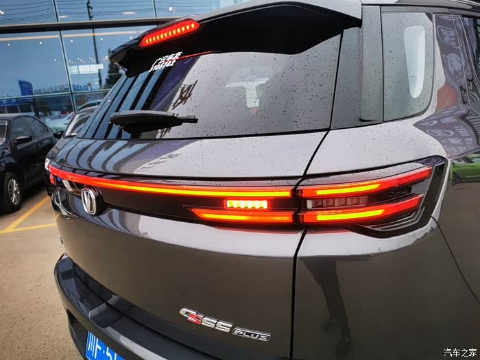 朋友一家试驾cs55plus蓝鲸版现场预定一辆自动豪华