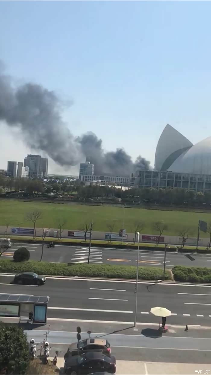 128纪念路老板电器仓库着火   临港航海博物馆附近也有着火