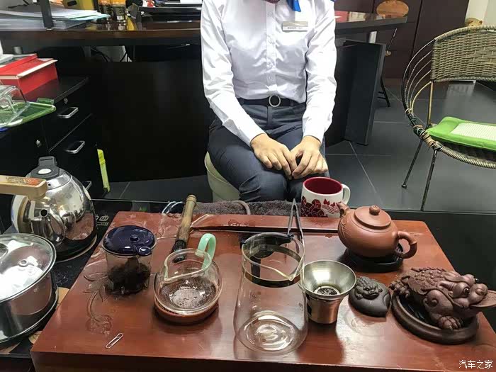 看完车回来继续喝茶,据说只有我这样尊贵的vip客户才能坐里面喝茶