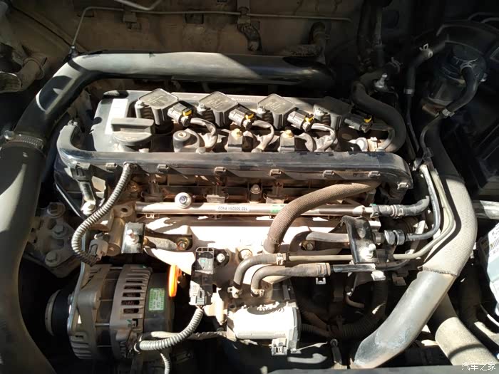 请问发动机舱进油管和回油管在什么位置?