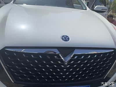 来一张车头的照片,也是v字的车头标志