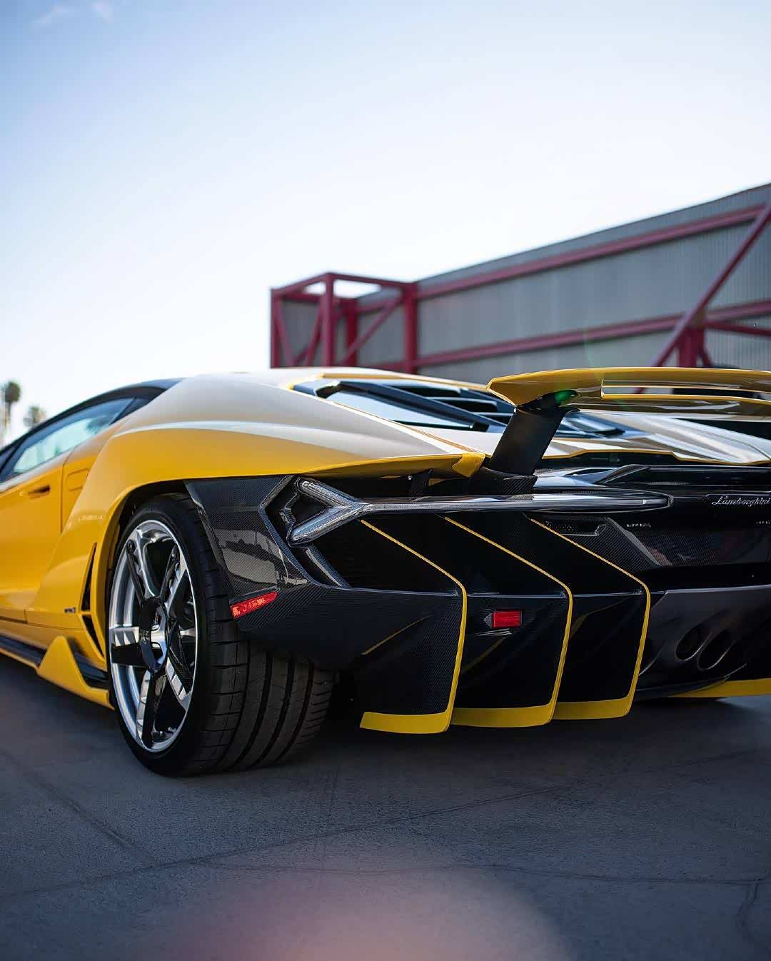 兰博基尼黄色闪亮你的眼睛.