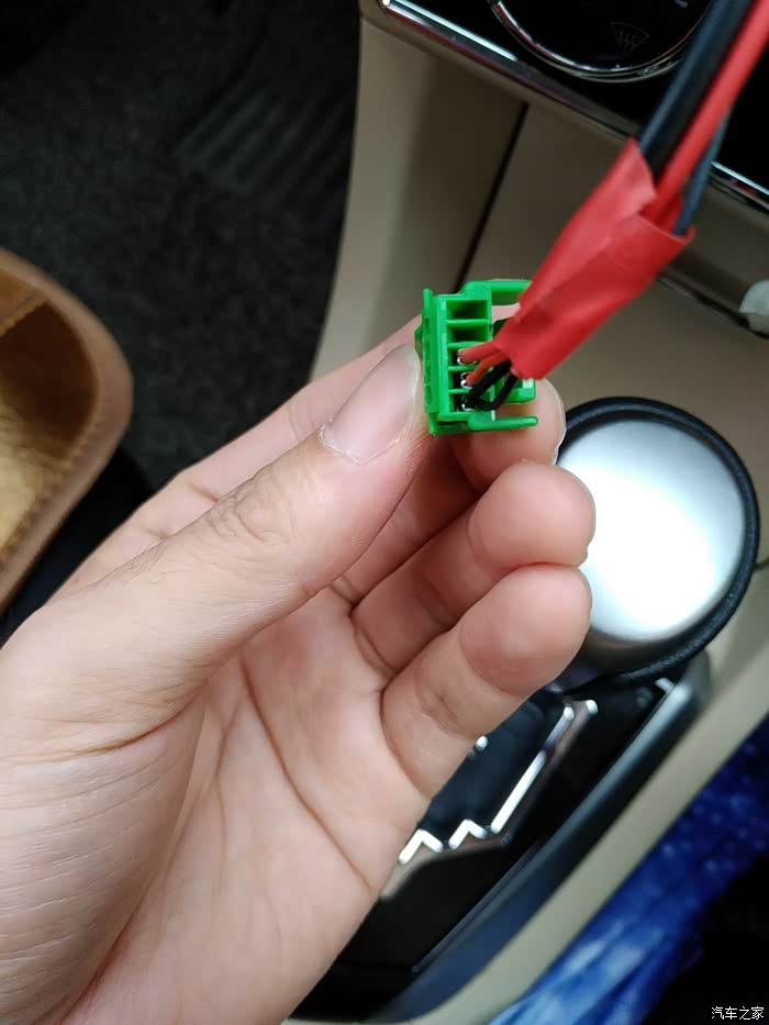 我的貌似有三条的,一条检测线,一条视频接口,一条黑色负极吧应该是