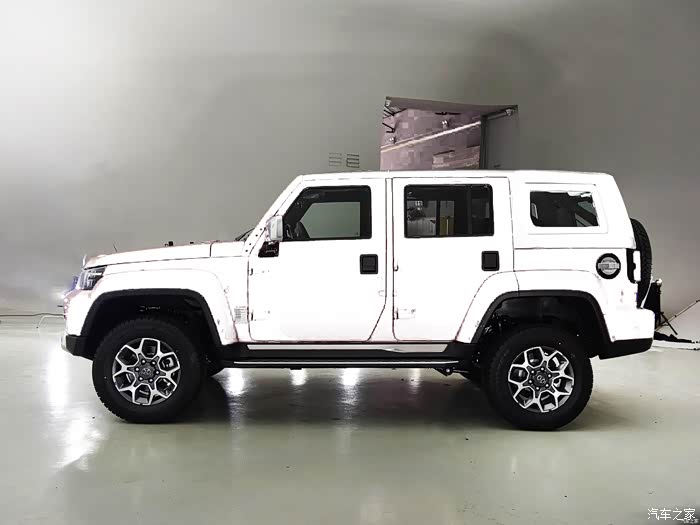 请问谁能上传黑色和白色bj40plus照片?