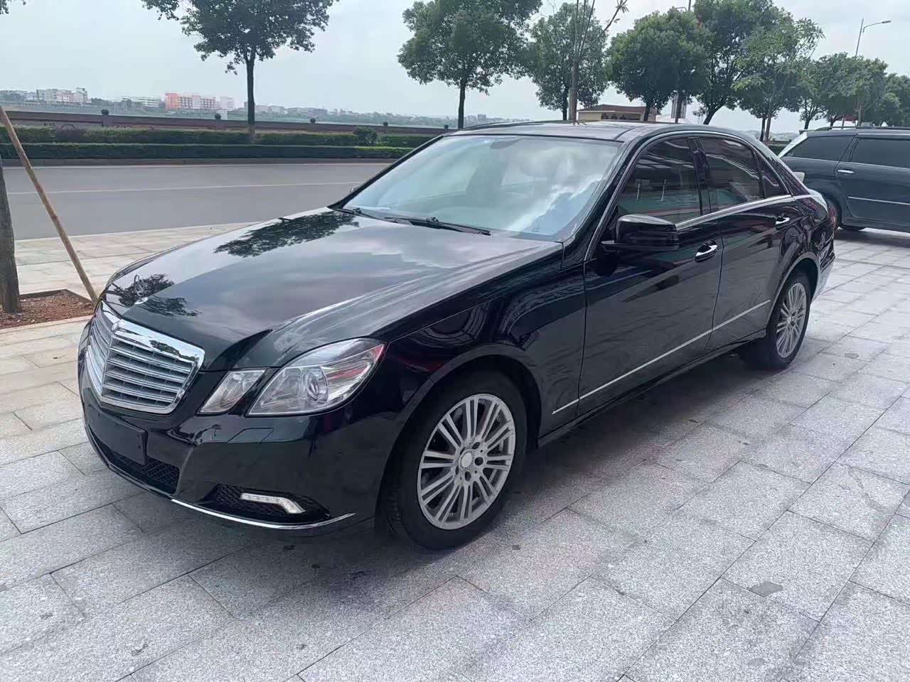 老款的奔驰e300依旧非常有豪华感.