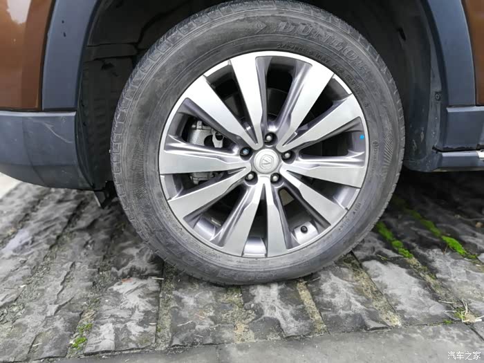 四川长安霸气十足的cs95实拍