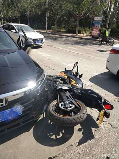 摩托車與出租車相撞,摩托飛到我車前來的,前鏟撞掉一大塊,前保險槓沒