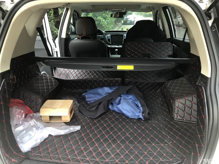 宽敞的后背箱就像一张行走着的床