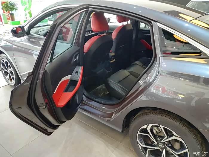 名爵5使用的是掀背设计,尾灯的搭配也非常精致