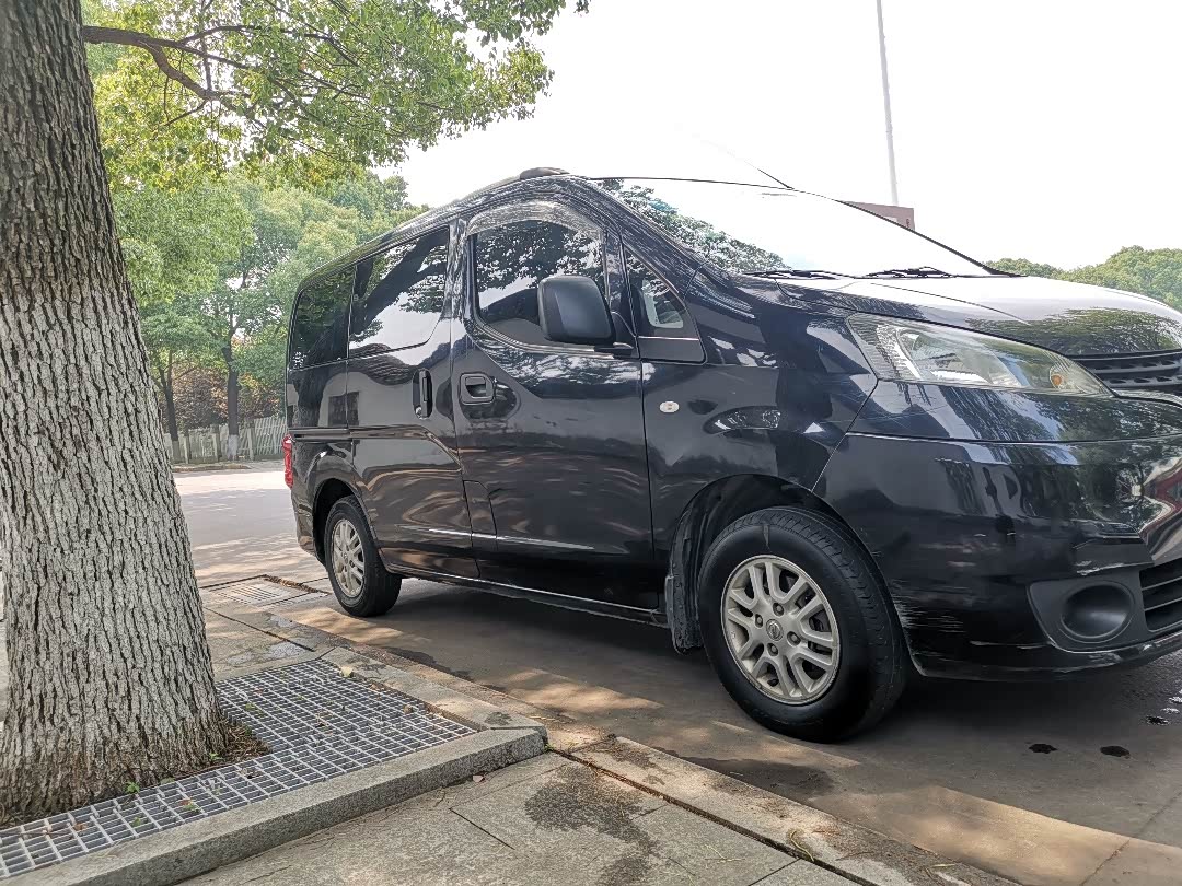 尼桑nv200黑武士林荫小道多角度展现最美的风景