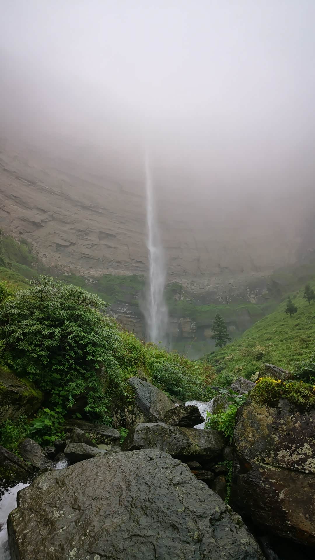 马尿水山下瀑布还可以去看看,下雨天看见瀑布顶端,朦朦胧胧格外漂亮
