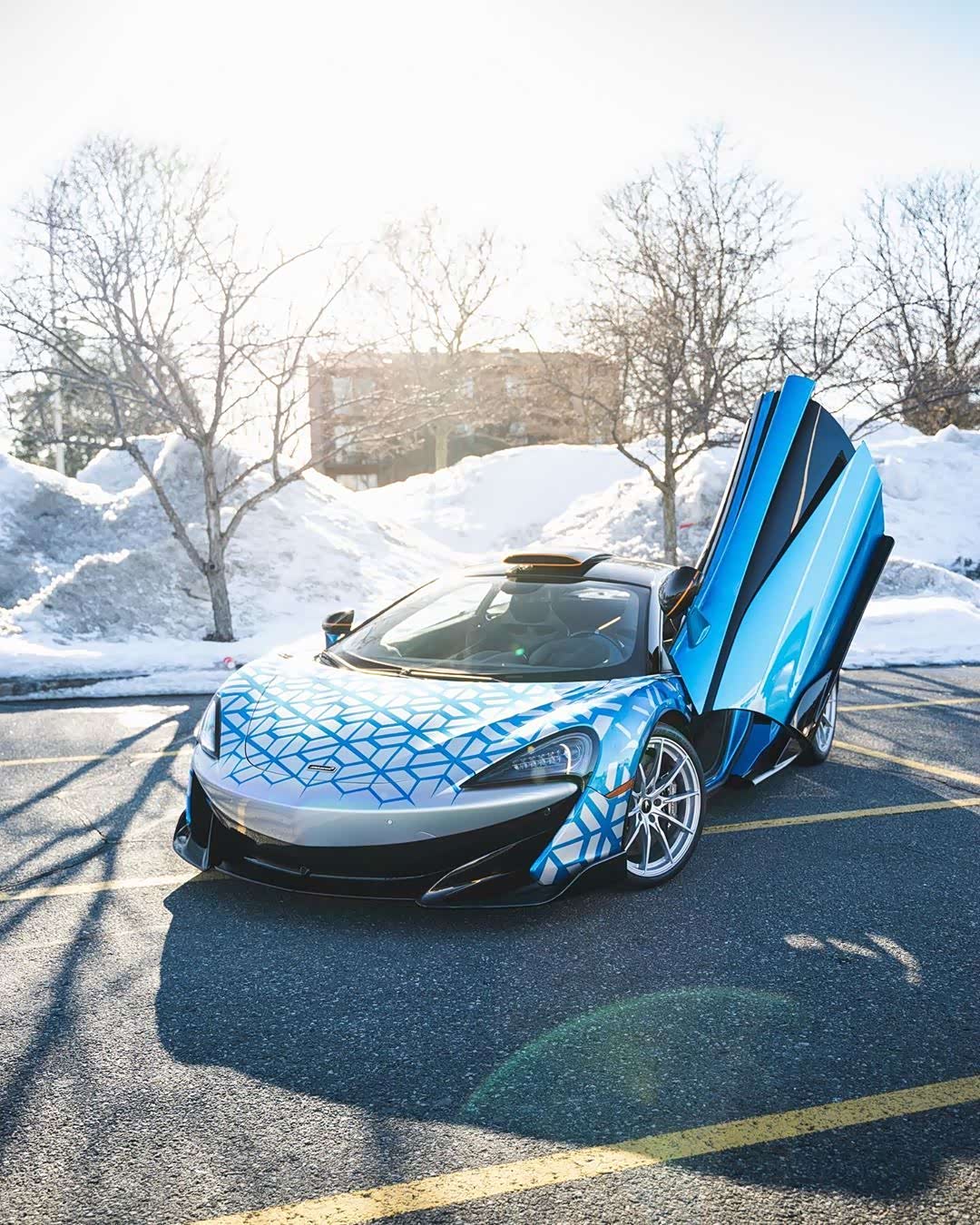 彩色的车身涂装,让迈凯轮更加活力十足