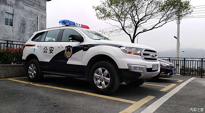 撼路者的警车真是帅发几张图片大家欣赏