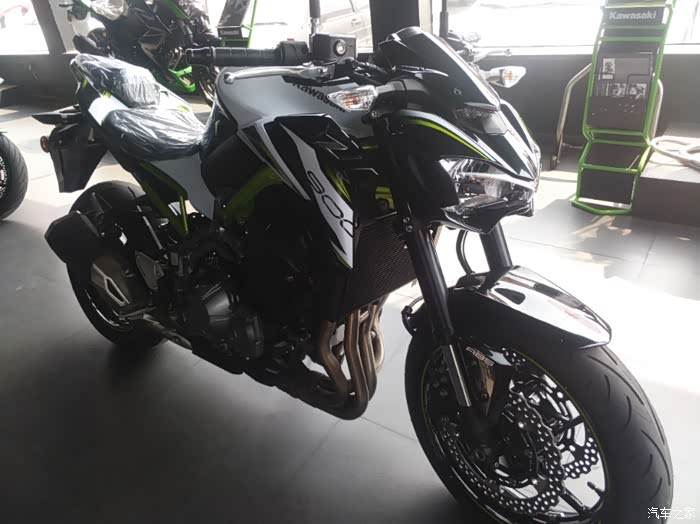 川崎19款白色的z900也还蛮漂亮的