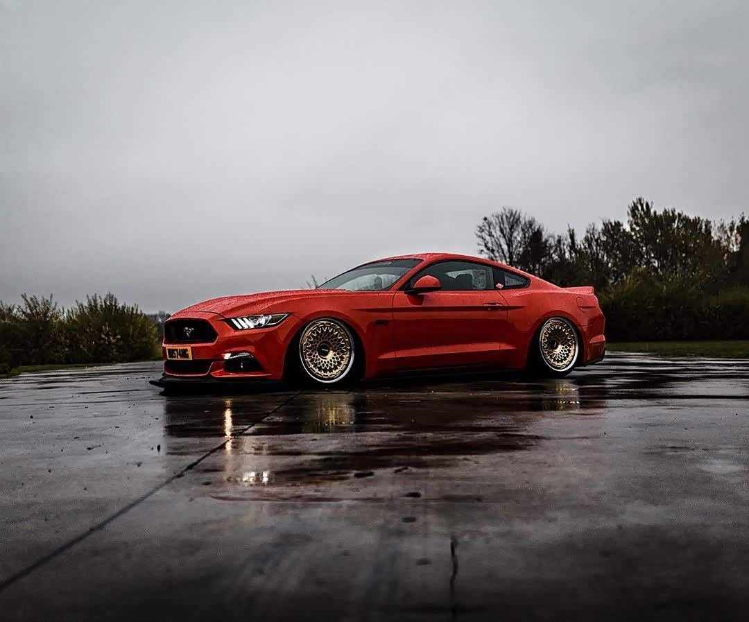 红色美系肌肉车野马,最帅的车型之一.