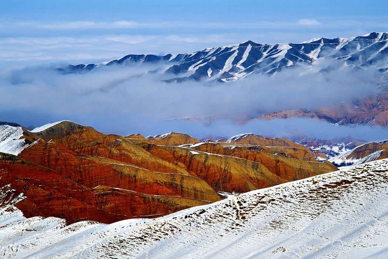 独山子泥火山上活的喷发口有5个