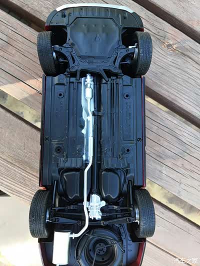 1:18三菱欧蓝德汽车模型展示