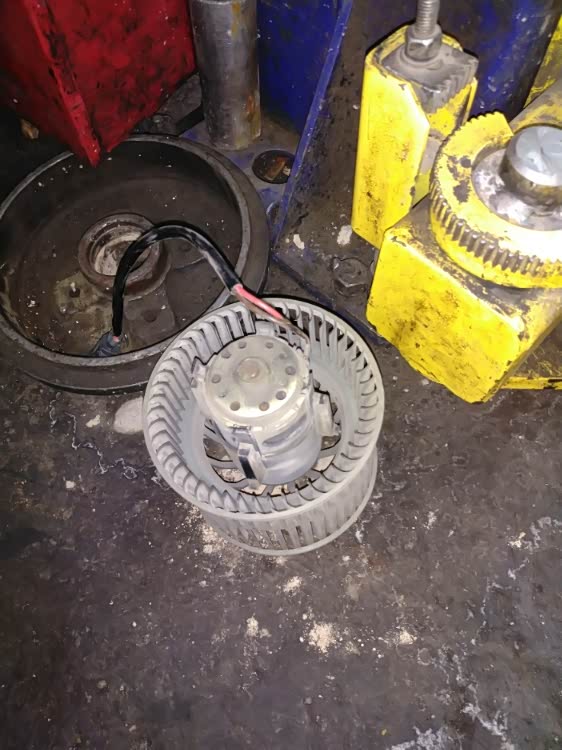 07款普桑畅景暖风机更换作业