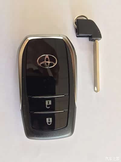 更换汉兰达遥控钥匙电池