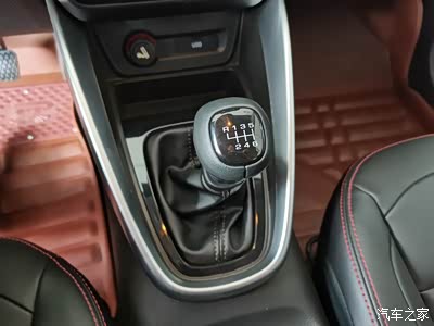 6速手动挡,档位之间间隙小几乎没有顿挫感,6速手动挡开起来更加经济