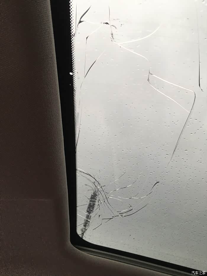 论坛首例 第一血天幕停车被挤裂 非质量问题_