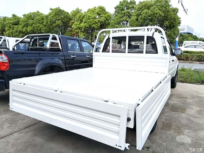 小老虎三开门货箱皮卡