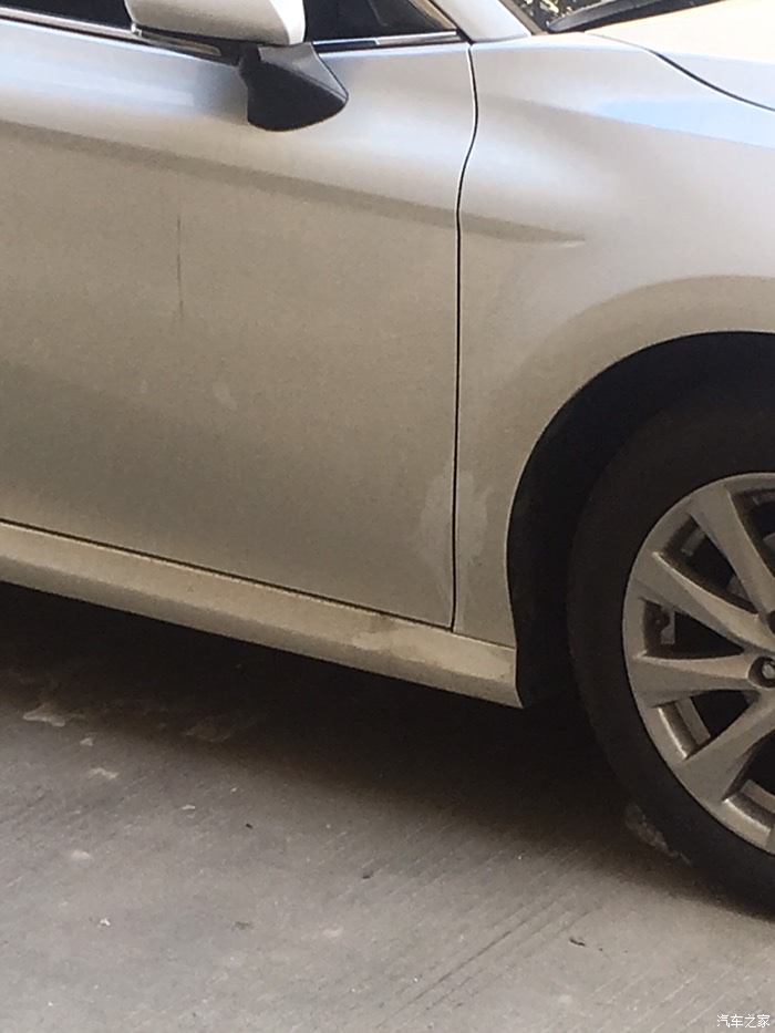 白车怎么这么不耐脏,这个是灰尘造成的色差还是漆面划痕呢