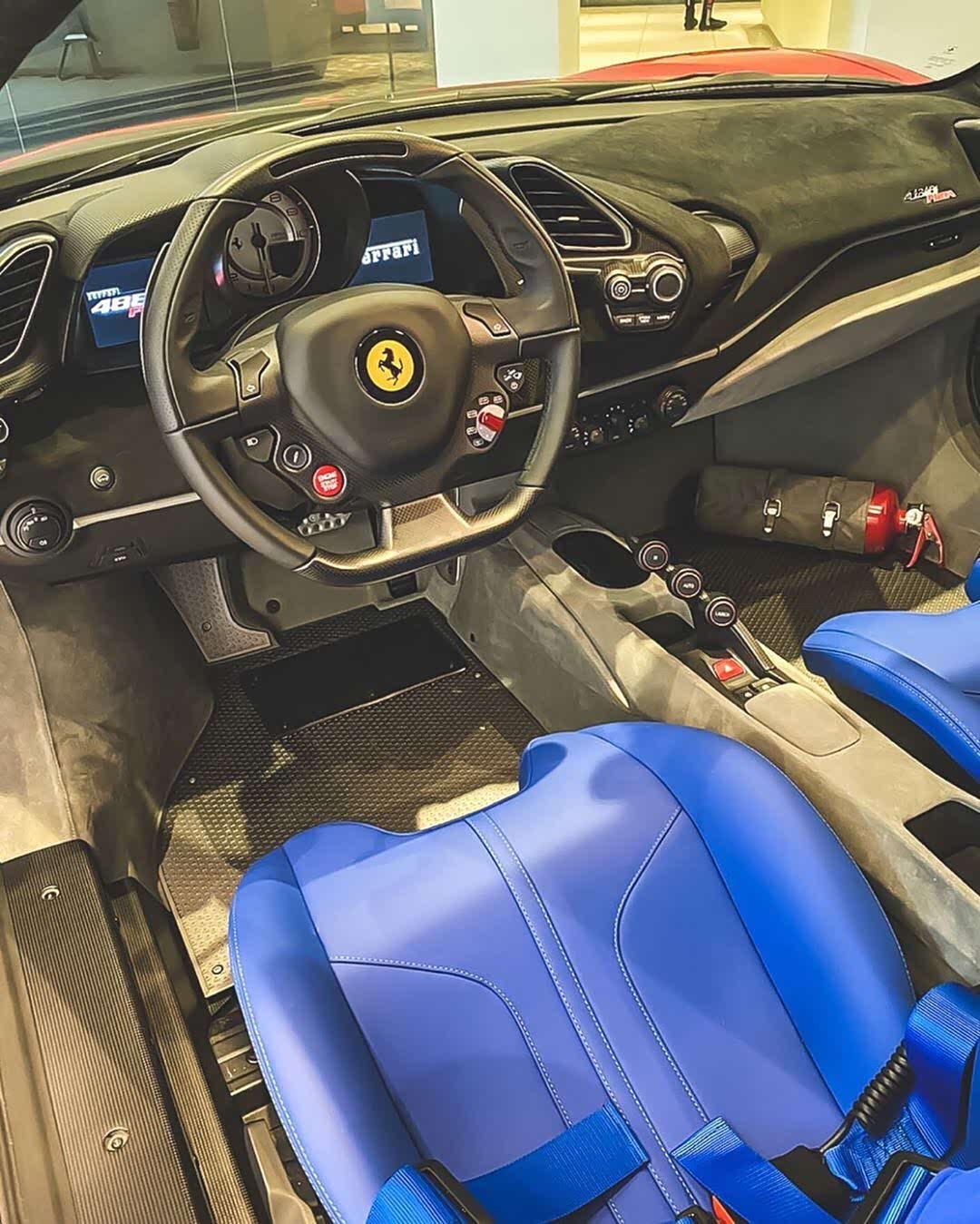 一台不一般的法拉利488 pista,座椅颜色挺骚气[dog