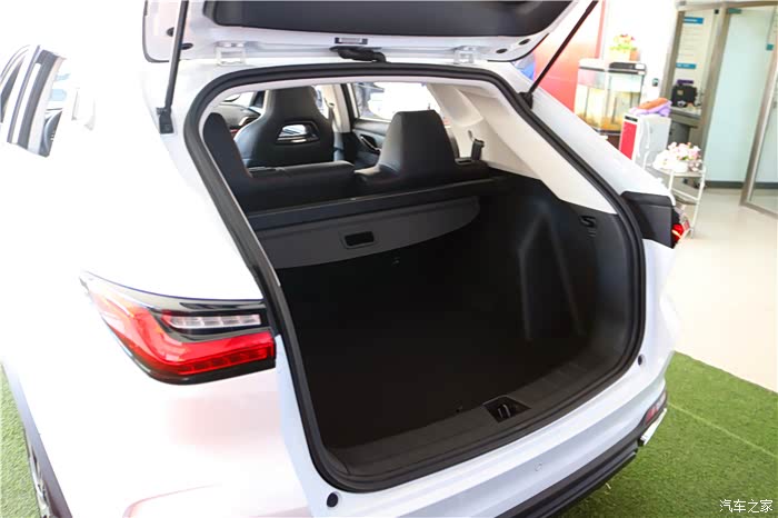 年轻 就是一股劲#长安新宠儿欧尚x5探店实拍感受后备箱空间