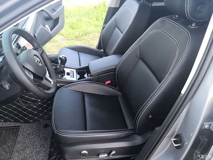 4s店包装的皮质座椅,黑皮白线视觉效果可以.