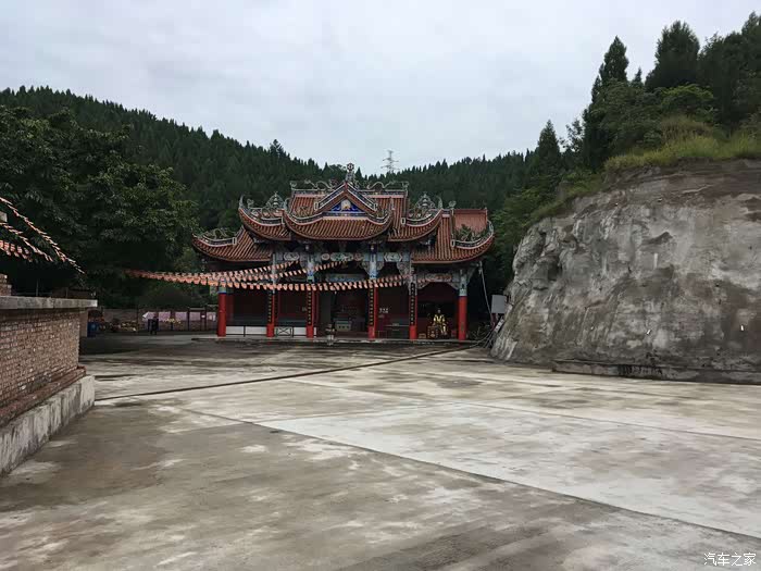 四川长安suv联盟骑云飘飞虔诚朝拜药王寺