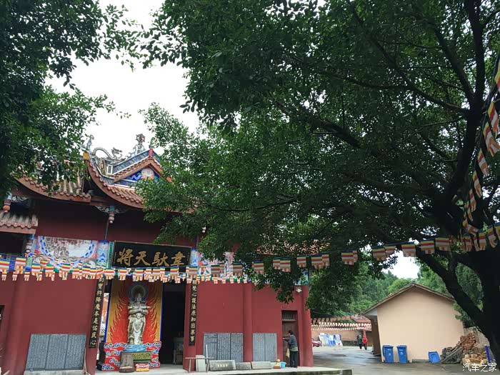 四川长安suv联盟骑云飘飞虔诚朝拜药王寺