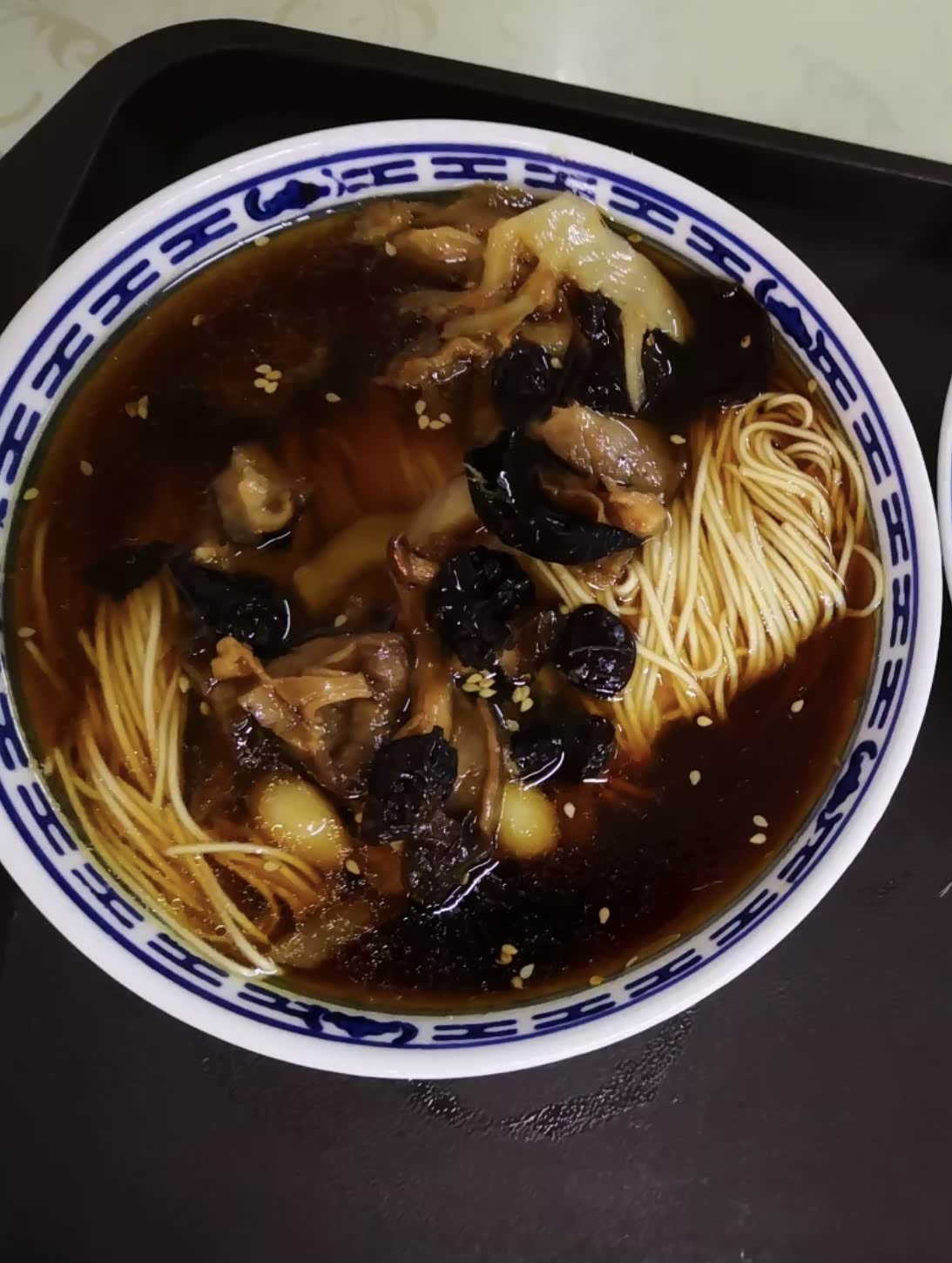 鲜罗汉素面,主要包括油面筋,新鲜白果,黑木耳,菌菇等,再淋上几滴素油.