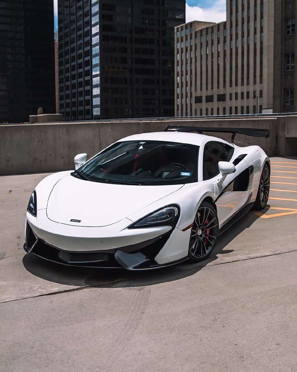 迈凯伦gt的剪刀门很是漂亮时尚拉风的很