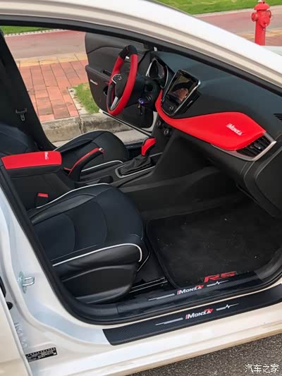 科鲁泽带点小钢炮的气质,先从内饰开始下手,总的来说装饰一下还是不错