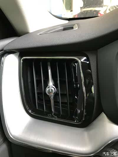 精致空调出风口搭配铝饰条