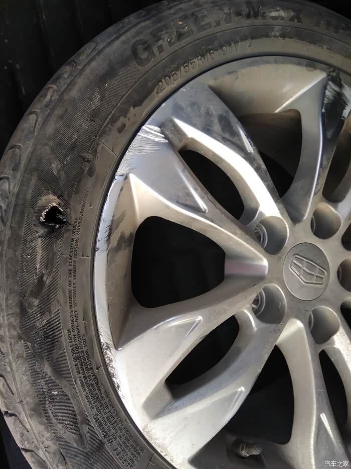 16款帝豪玲珑轮胎破了个洞