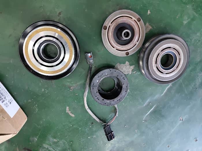 更换空调压缩机泵头线圈离合器和电磁阀,解决空调时不时不制冷.