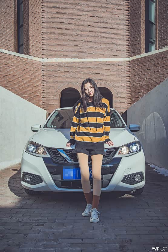 媳妇当车模自驾玩转文艺风我们的骐达很nice